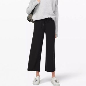 BNWT Lululemon On the Fly Wide-Leg 7/8 Pant 
Woven